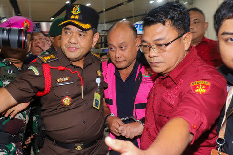 Eks Kepala Badan Gizi Nasional Dadan Hindayana mengenakan rompi tahanan usai menjalani pemeriksaan di Kejaksaan Agung, Jakarta, Rabu (3/6/2026). Foto: DIYAH NASUTION/AFP