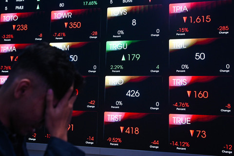 Warga melintas di depan layar digital pergerakan Indeks Harga Saham Gabungan (IHSG) di Bursa Efek Indonesia, Jakarta, Jumat (3/6/2026). Foto: Sulthony Hasanuddin/ANTARA FOTO 