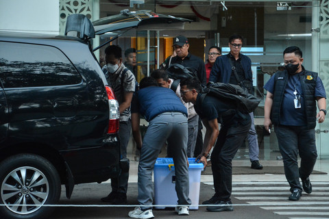 Sejumlah petugas Penyidik Pidana Khusus (Pidsus) Kejaksaan Agung berjalan menuju mobil usai melakukan penggeledahan di Kantor Badan Gizi Nasional (BGN), Jakarta, Rabu (3/6/2026). Foto: Ahmad Naufal Oktavian/ANTARA FOTO