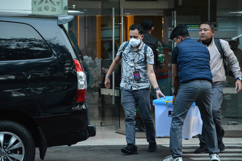 Sejumlah petugas Penyidik Pidana Khusus (Pidsus) Kejaksaan Agung berjalan menuju mobil usai melakukan penggeledahan di Kantor Badan Gizi Nasional (BGN), Jakarta, Rabu (3/6/2026). Foto: Ahmad Naufal Oktavian/ANTARA FOTO