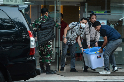 Sejumlah petugas Penyidik Pidana Khusus (Pidsus) Kejaksaan Agung berjalan menuju mobil usai melakukan penggeledahan di Kantor Badan Gizi Nasional (BGN), Jakarta, Rabu (3/6/2026). Foto: Ahmad Naufal Oktavian/ANTARA FOTO