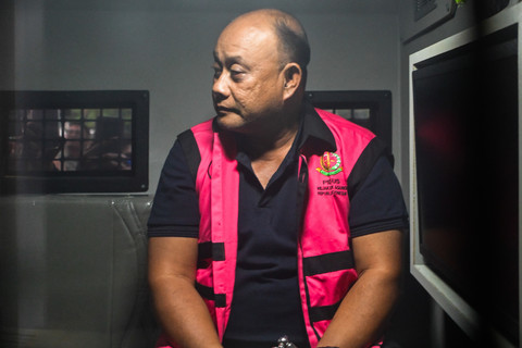 Tersangka dugaan tindak pidana korupsi tata kelola program Makan Bergizi Gratis (MBG) pada Badan Gizi Nasional (BGN) Dadan Hindayana berada di dalam mobil tahanan di Kejaksaan Agung, Jakarta, Rabu (3/6/2026). Foto: M Risyal Hidayat/ANTARA FOTO