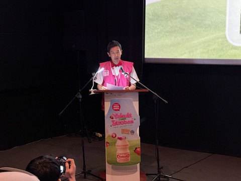 Presiden Direktur, PT Yakult Indonesia Persada, Toshiyuki Iwamoto, dalam acara Press Conference Peluncuran Varian Yakult Rasa Stroberi di CGV Grand Indonesia, Jakarta Pusat, Senin (25/5/2026). Foto: Eka Nurjanah/kumparan