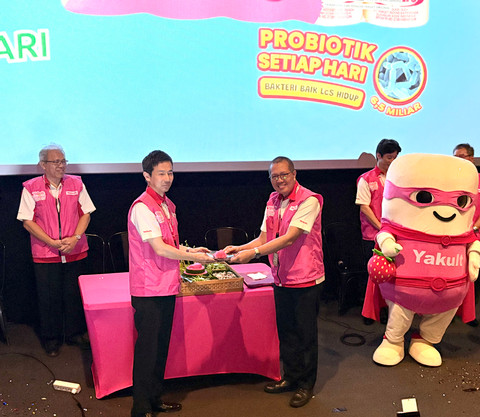 Presiden Direktur, PT Yakult Indonesia Persada, Toshiyuki Iwamoto (kiri), hadir dalam acara Press Conference Peluncuran Varian Yakult Rasa Stroberi di CGV Grand Indonesia, Jakarta Pusat, Senin (25/5). Foto: Eka Nurjanah/kumparan