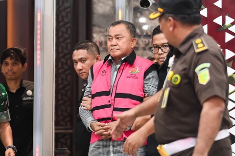Tersangka dugaan tindak pidana korupsi tata kelola program Makan Bergizi Gratis (MBG) pada Badan Gizi Nasional (BGN) Lodewyk Pusung (tengah) berjalan memasuki mobil tahanan di Kejaksaan Agung, Jakarta, Rabu (3/6/2026). Foto: M Risyal Hidayat/ANTARA FOTO