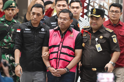 Tersangka dugaan tindak pidana korupsi tata kelola program Makan Bergizi Gratis (MBG) pada Badan Gizi Nasional (BGN) Sony Sonjaya (tengah) berjalan memasuki mobil tahanan di Kejaksaan Agung, Jakarta, Rabu (3/6/2026). Foto: M Risyal Hidayat/ANTARA FOTO