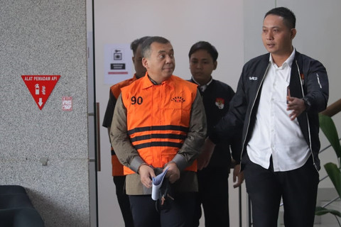 Wakil Menteri Imigrasi dan Pemasyarakatan Silmy Karim mengenakan baju tahanan berjalan menuju mobil tahanan usai menjalani pemeriksaan di Gedung Merah Putih KPK, Jakarta, Kamis (4/6/2026). Foto: Jamal Ramadhan/kumparan
