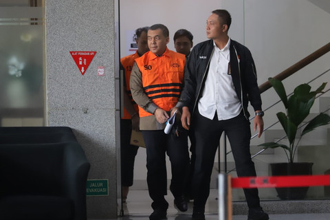 Wakil Menteri Imigrasi dan Pemasyarakatan Silmy Karim mengenakan baju tahanan berjalan menuju mobil tahanan usai menjalani pemeriksaan di Gedung Merah Putih KPK, Jakarta, Kamis (4/6/2026). Foto: Jamal Ramadhan/kumparan