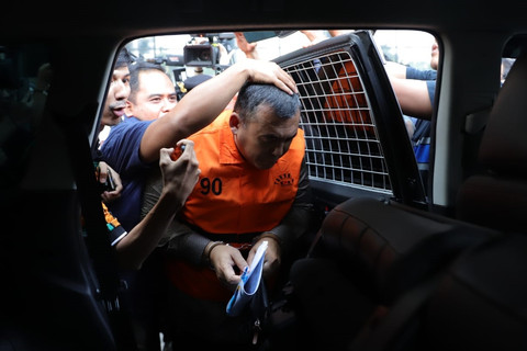 Wakil Menteri Imigrasi dan Pemasyarakatan Silmy Karim mengenakan baju tahanan berjalan menuju mobil tahanan usai menjalani pemeriksaan di Gedung Merah Putih KPK, Jakarta, Kamis (4/6/2026). Foto: Jamal Ramadhan/kumparan