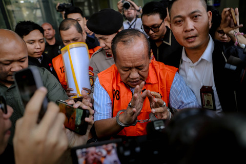 Kepala Kantor Wilayah (Kakanwil) Ditjen Imigrasi Jawa Barat Jaya Saputra mengenakan baju tahanan berjalan menuju mobil tahanan usai menjalani pemeriksaan di Gedung Merah Putih KPK, Jakarta, Kamis (4/6/2026). Foto: Jamal Ramadhan/kumparan