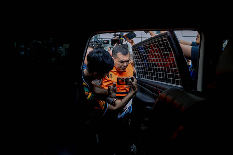 Wakil Menteri Imigrasi dan Pemasyarakatan Silmy Karim mengenakan baju tahanan berjalan menuju mobil tahanan usai menjalani pemeriksaan di Gedung Merah Putih KPK, Jakarta, Kamis (4/6/2026). Foto: Jamal Ramadhan/kumparan