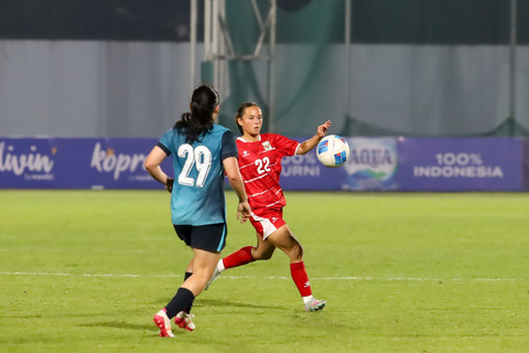 Pemain Timnas Wanita Indonesia Pauline Van De Pol, menyambut bola pada laga Garuda Championship Series 2026 antara Timnas Wanita Indonesia vs Singapura di Stadion Arcamanik, Bandung, Selasa (3/6/2026). Foto: Syawal Febrian Darisman/kumparan