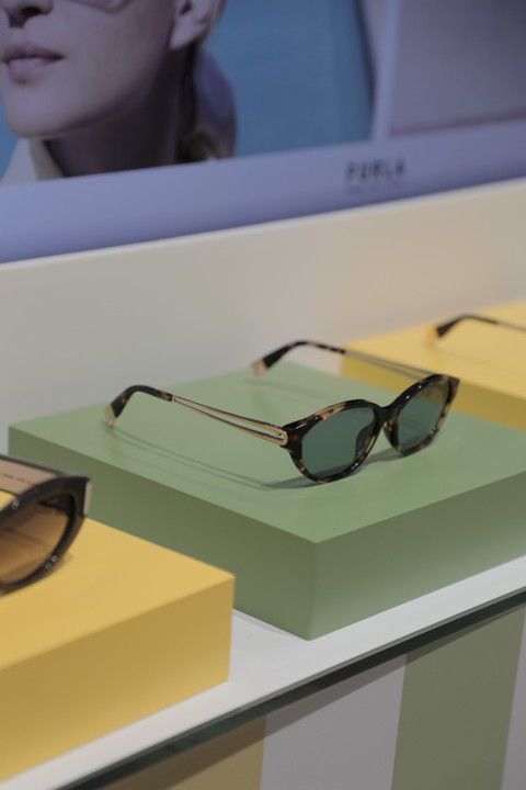 Sunglasses dengan motif tortoiseshell. Foto: Furla