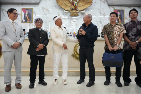 Gubernur Jabar Dedi Mulyadi serahkan bonus pribadi Rp1 miliar kepada Persib usai raih hattrick juara liga, Rabu (3/6/2026). Foto: Diskominfo Jabar