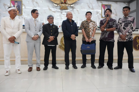 Gubernur Jabar Dedi Mulyadi serahkan bonus pribadi Rp1 miliar kepada Persib usai raih hattrick juara liga, Rabu (3/6/2026). Foto: Diskominfo Jabar