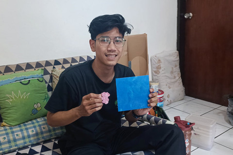 Dafa Alif, salah satu pendiri Replast Lab saat menunjukkan hasil daur ulang sampah plastik yang dijadikan gantungan kunci dan papan, Kamis (4/6/2026). Foto: Abisatya Ramdhani/kumparan