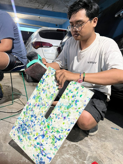 Produk hasil daur ulang sampah plastik berupa gantungan kunci, kursi, dan medali yang diproduksi oleh Replast Lab. Foto: Replast Lab