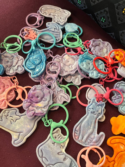 Produk hasil daur ulang sampah plastik berupa gantungan kunci, kursi, dan medali yang diproduksi oleh Replast Lab. Foto: Replast Lab