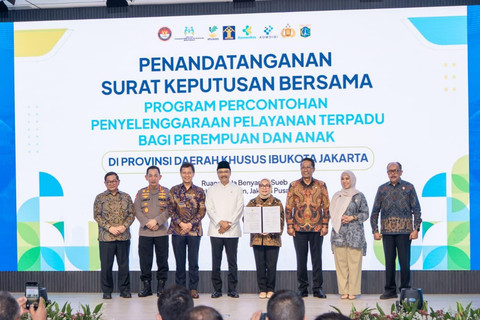 Mensos Saifullah Yusuf (Gus Ipul) bersama Menteri PPPA Arifatul Choiri Fauzi dan kementerian/lembaga lain meneken SKB Program Percontohan Pelayanan Terpadu Perempuan & Anak di Grha Ali Sadikin, Balai Kota DKI Jakarta, Kamis (4/6/2026). Foto: Dok. Kemensos