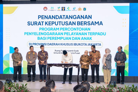 Mensos Saifullah Yusuf (Gus Ipul) bersama Menteri PPPA Arifatul Choiri Fauzi dan kementerian/lembaga lain meneken SKB Program Percontohan Pelayanan Terpadu Perempuan & Anak di Grha Ali Sadikin, Balai Kota DKI Jakarta, Kamis (4/6/2026). Foto: Dok. Kemensos