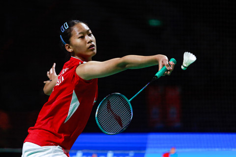 Pebulu tangkis tunggal Indonesia Putri Kusuma Wardani mengembalikan kok ke arah lawan tandingnya Michelle Li dari Kanada pada babak 16 besar Polytron Indonesia Open 2026 di Istora Senayan, Jakarta, Kamis (4/6/2026). Foto: Asprilla Dwi Adha/ANTARA FOTO