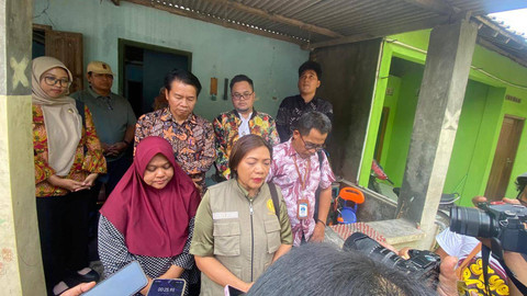 Satgas PPA DIY saat mengunjungi rumah keluarga balita yang diduga jadi korban malapraktik di RSUD Prambanan, Kamis (4/6). Foto: Dok. Istimewa
