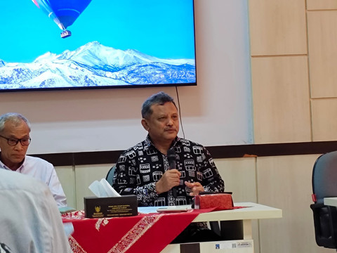 Asisten Perekonomian dan Pembangunan Setda Sleman Makwan saat bertemu peneliti di Kantor Kapanewon Seyegan. Pertemuan tersebut menyampaikan perkembangan kasus kebakaran misterius sebuah rumah di Kabupaten Sleman, Kamis (4/6/2026). Foto: Arfiansyah Panji Purnandaru/kumparan
