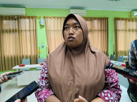 Mutviana, pemilik rumah yang terbakar misterius hingga 97 kali di Seyegan, Kabupaten Sleman saat ditemui di Kantor Kapanewon Seyegan, Kamis (4/7/2026). Foto: Arfiansyah Panji Purnandaru/kumparan