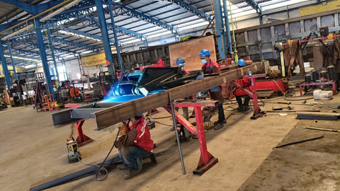 Aktivitas pabrik industri karoseri PT Metalindo Teknik Utama (MTU) di Karawang, Jawa Barat. Foto: Sena Pratama/kumparan
