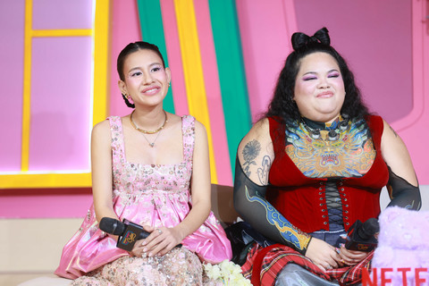 Artis Shenina Cinnamon dan Nadya Sharifa saat konferensi pers film series "Night Shift For Cuties" dikawasan Blok M, Jakarta, Kamis, (4/6/2026). Foto: Agus Apriyanto