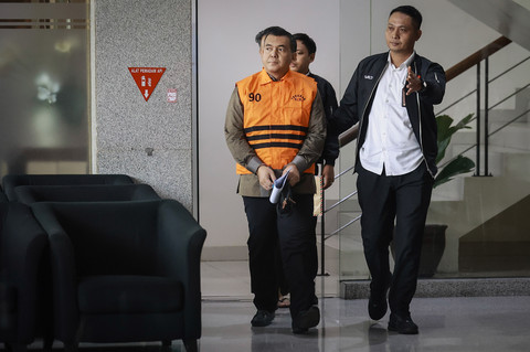 Wakil Menteri Imigrasi dan Pemasyarakatan (Imipas) Silmy Karim (kiri) berjalan dengan mengenakan rompi tahanan dan tangan terborgol usai menjalani pemeriksaan di Gedung Merah Putih KPK, Jakarta, Kamis (4/6/2026).  Foto: Dhemas Reviyanto/ANTARA FOTO