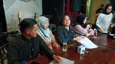Konferensi Pers Deolipa Yumara selaku Tim Kuasa Hukum Eks ART Erin di Kawasan Jakarta Selatan. Foto: Aprilandika Pratama/kumparan