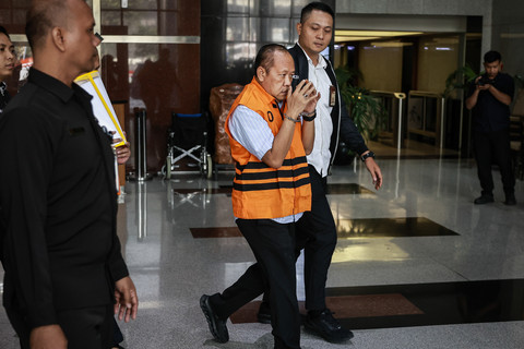 Petugas menggiring Kepala Kantor Wilayah Ditjen Imigrasi Jawa Barat Jaya Saputra (tengah) menuju mobil tahanan usai menjalani pemeriksaan di Gedung Merah Putih KPK, Jakarta, Kamis (4/6/2026).  Foto: Dhemas Reviyanto/ANTARA FOTO