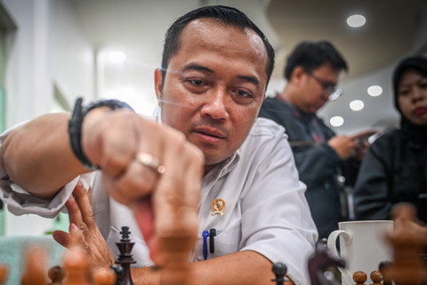 Mensesneg Prasetyo Hadi bermain catur disela berbincang dengan wartawan di ruang media, kompleks Istana Kepresidenan, Jakarta, Kamis (4/6/2025). Foto: Galih Pradipta/ANTARA FOTO