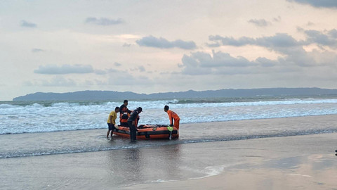 Basarnas Cilacap saat melalukan pencarian terhadap dua remaja yang hilang terseret ombak di Pantai Menganti.  Foto: Dok. Basarnas