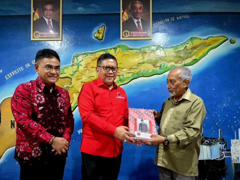 Sekjen PDIP Hasto Kristiyanto berdialog bersama pimpinan Partai Fretilin, termasuk Sekretaris Jenderal Mari Alkatiri, di Kantor Fretilin, Dili, Kamis (4/6/2026). Foto: Dok. PDIP