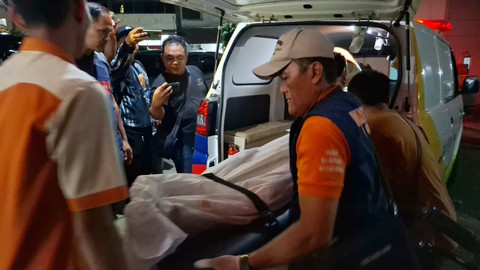 Petugas mengevakuasi pelaku pencurian sepeda motor yang tewas ditembak. Foto: Sinta Yuliana/Lampung Geh