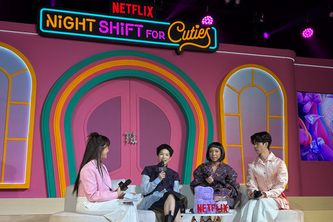 Sutradara Night Shift for Cuties Monica Vanesa Tedja (Mica) (kiri), Aline Djayasukmana sebagai penulis naskah (tengah), dan Kevin Ryan Hikmawan sebagai produser (kanan) dalam acara konpers Night Shift For Cuties di Jakarta pada Kamis (4/6/2026). Foto: Gitario Vista Inasis/kumparan