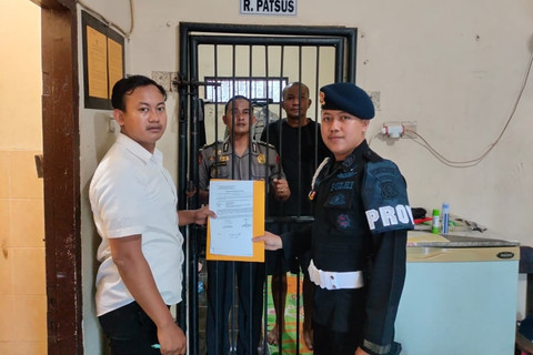 Bripka Dedy Wiratama, polisi yang membekingi kampung narkoba di Gang Langgar, Samarinda Seberang, Samarinda usai ditangkap oleh polisi. Foto: Bareskrim Polri