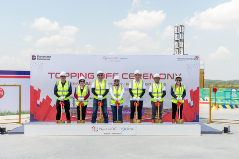 Direktur Utama Telkom Dian Siswarini (tengah) bersama Direktur Strategic Business Development& Portfolio Telkom Seno Soemadji (ketiga dari kiri), CEO NeutraDC Group Andreuw Th.A.F (ketiga dari kanan), serta jajaran Direksi dan Dewan Komisaris NeutraDC Group, saat melakukan topping off ceremony gedung pertama data center NeutraDC Nxera Batam (BTM-1), pada bulan Oktober 2025 lalu. 