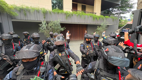 Pasukan Brimbob berjaga saat penyidik KPK melakukan penggeledahan rumah eks Wakil Menteri Imigrasi dan Pemasyarakatan (Imipas) Silmy Karim di Jakarta Selatan, Jakarta, Jumat (5/6/2026). Foto: Kevin Kurnianto/kumparan