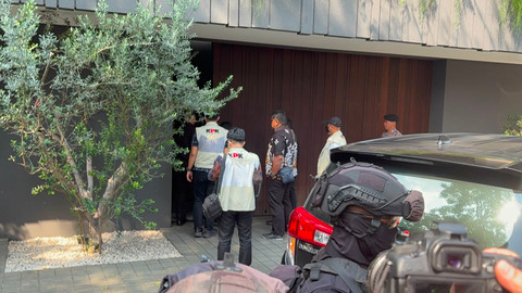 Penyidik KPK melakukan penggeledahan rumah eks Wakil Menteri Imigrasi dan Pemasyarakatan (Imipas) Silmy Karim di Jakarta Selatan, Jakarta, Jumat (5/6/2026). Foto: Kevin Kurnianto/kumparan