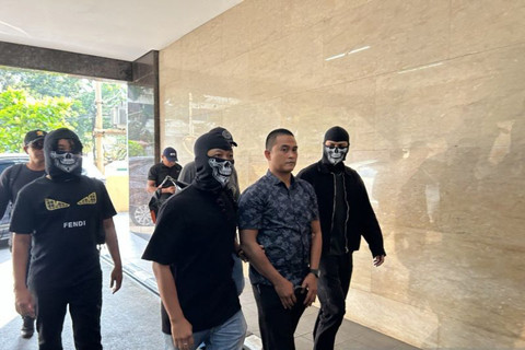 Bripka Dedy Wiratama, oknum Brimob pembengking sindikat kampung narkoba Gang Langgar, Samarinda, Kalimantan Timur, tiba di gedung Bareskrim Polir, Jakarta, Jumat (5/6/2026).  Foto: Laily Rahmawaty/ANTARA