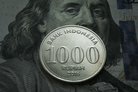 Ilustrasi rupiah melemah. Foto: Yasuyoshi Chiba/AFP