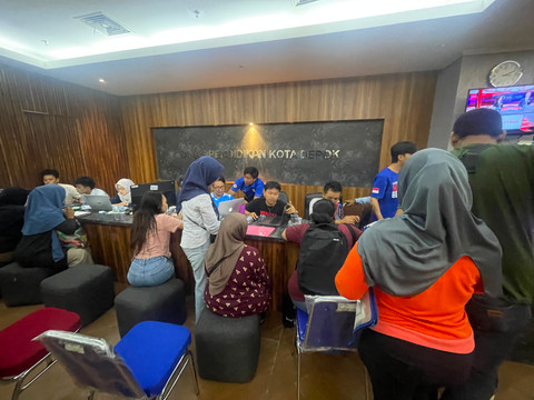 Penumpukan antrean warga terjadi di Kantor Kecamatan Cimanggis, Depok, Selasa (2/6/2026) untuk membuat Identitas Kependudukan Digital yang disebut menjadi syarat pendaftaran masuk sekolah atau Sistem Penerimaan Murid Baru. Foto: Dok. kumparan