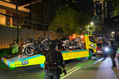 Truk towing membawa motor mewah dari rumah mantan Wakil Menteri Imigrasi dan Pemasyarakatan Silmy Karim di kawasan Brawijaya, Kebayoran Baru, Jakarta Selatan, Jumat (5/6/2026). Foto: Fath Putra Mulya/ANTARA