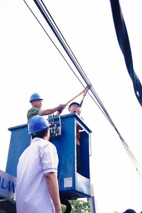 Penertiban kabel fiber optik oleh Wali Kota Pekanbaru, Agung Nugroho, dan turut dihadiri unsur Forum Koordinasi Pimpinan Daerah (Forkopimda). Foto: Dok. Istimewa