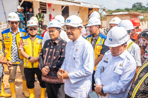 Menteri Sosial Saifullah Yusuf didampingi Wali Kota Jambi Maulana dan Gubernur Jambi Al Haris meninjau progres pembangunan Sekolah Rakyat permanen di Kelurahan Bagan Pete, Kota Jambi, pada Jumat (5/6/2026). Foto: Dok. Kemensos