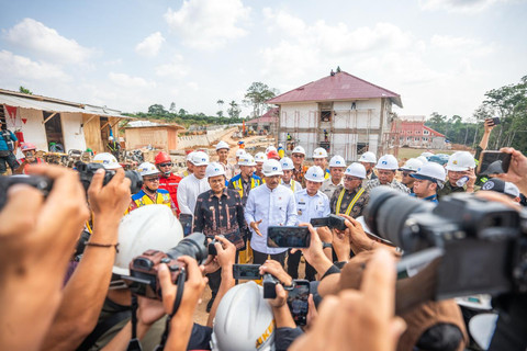 Menteri Sosial Saifullah Yusuf didampingi Wali Kota Jambi Maulana dan Gubernur Jambi Al Haris meninjau progres pembangunan Sekolah Rakyat permanen di Kelurahan Bagan Pete, Kota Jambi, pada Jumat (5/6/2026). Foto: Dok. Kemensos