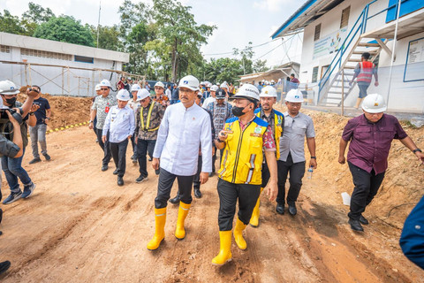 Menteri Sosial Saifullah Yusuf didampingi Wali Kota Jambi Maulana dan Gubernur Jambi Al Haris meninjau progres pembangunan Sekolah Rakyat permanen di Kelurahan Bagan Pete, Kota Jambi, pada Jumat (5/6/2026). Foto: Dok. Kemensos
